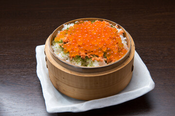 いくらと鮭のわっぱ飯