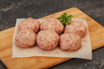 Raw turkey meatball for cooking