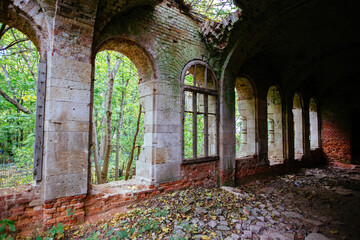 Obraz premium Dark corridor of old ancient abandoned red brick ruined historical building