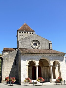 La fa&ccedil;ade de l&rsquo;&eacute;glise Saint-Andr&eacute; de Sauveterre-de-B&eacute;arn 