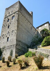 Fototapeta na wymiar La tour Monréal sur les remparts de Sauveterre-de-Béarn 