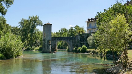 Fototapeta na wymiar Le pont de la légende sur le Gave d’Oloron à Sauveterre-de-Béarn