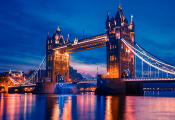 Fototapeta na wymiar Famous Tower Bridge in the evening