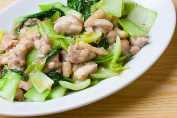 鳥肉とチンゲン菜の炒め物