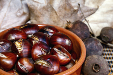 Obraz premium Chestnuts cooked on the grill, ready to eat.