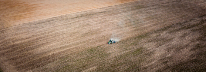 Traktor auf Feld © Sascha