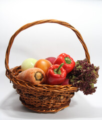 Canasta de verduras, fondo blanco