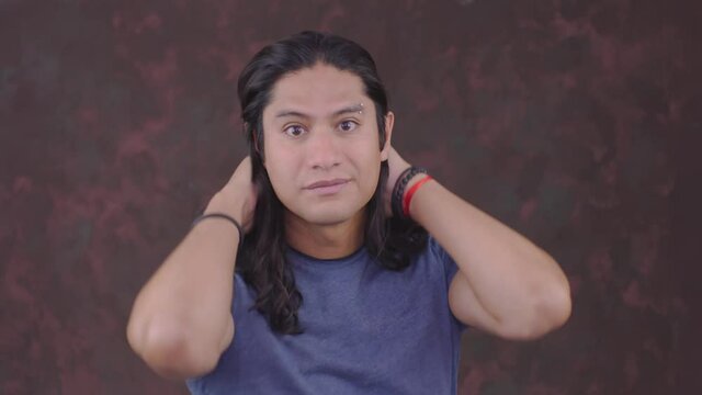 chico hispano bien parecido pein&aacute;ndose se siente feliz y satisfecho