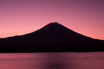 Fototapeta premium 田貫湖からの富士山の夜明け
