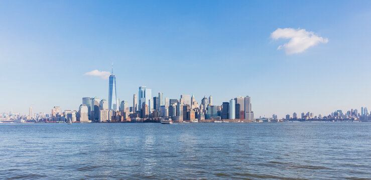 USA, New York, New York City, Lower Manhattan skyline seen across river