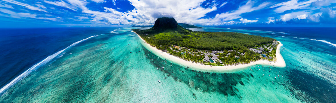 Mauritius, Helicopter panorama of Indian Ocean and Le&Ocirc;&oslash;&Omega;Morne&Ocirc;&oslash;&Omega;Brabant&Ocirc;&oslash;&Omega;peninsula in summer