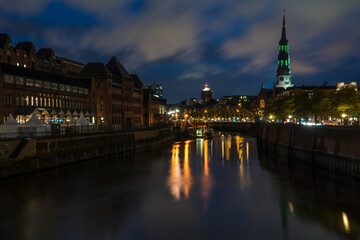 Fototapeta premium Night in the historic harbor of Hamburg.