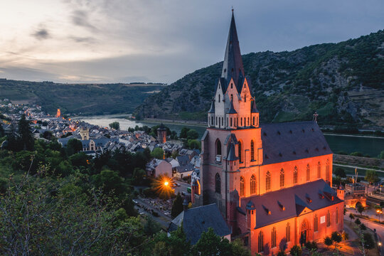 Germany, North Rhine-Westphalia, Oberwesel, Church of Our Lady and surrounding town in Rhine Gorge at dusk