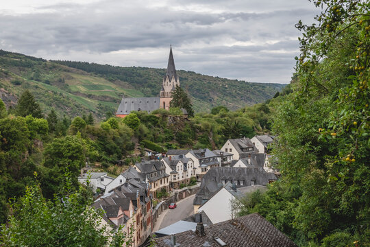 Germany, North Rhine-Westphalia, Oberwesel,&Ocirc;&oslash;&Omega;Church of Our Lady&Ocirc;&oslash;&Omega;and surrounding town in Rhine Gorge