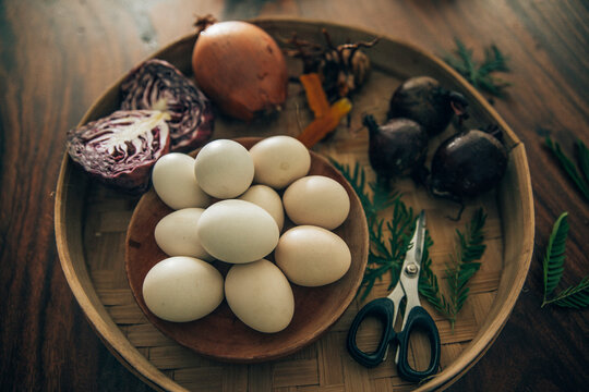 Preparation of organically colored&Ocirc;&oslash;&Omega;Easter eggs