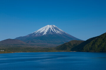 5月の本栖湖と富士山