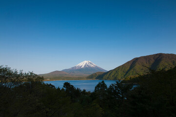 5月の本栖湖と富士山