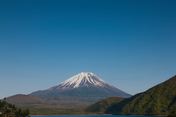 5月の本栖湖からの富士山