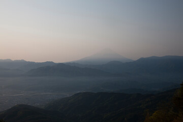 櫛形山からの朝もやの富士山