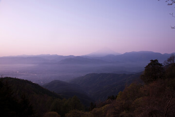 Obraz premium 櫛形山からの朝もやの富士山