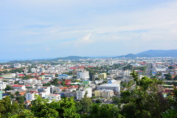 Obraz premium Natural views with the sea and mountains of Songkhla seen from the top of the mountain.
