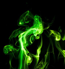 Obraz premium Green smoke on black background