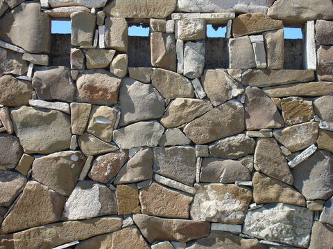 Muro de piedra con ventanillas