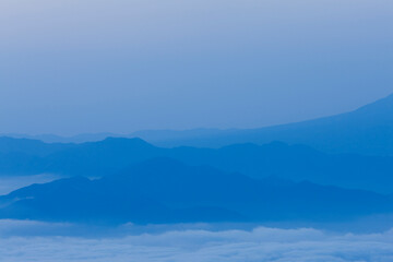 雲海と山並み