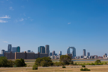 Obraz premium 淀川河川敷より大阪のビル群