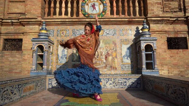 Mujer bailando flamenco en la plaza de Espa&ntilde;a de Sevilla, Andaluc&iacute;a.