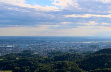 Fototapeta premium 秋の山頂から望む 空 街並み 風景 