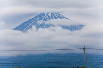 雲がかかった富士山