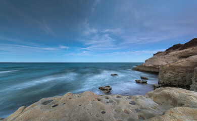 Playa serena con rocas