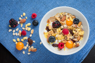 Desayuno saludable de cereal y frutas 