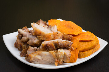 Porción de chicharron y camote frito