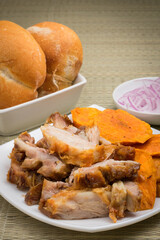 Procion de chicharron de cerdo, camote frito, cebolla y pan