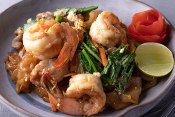 Stir fry noodles with vegetables and shrimps