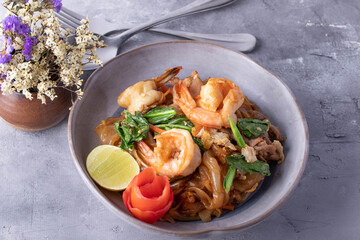 Stir fry noodles with vegetables and shrimps