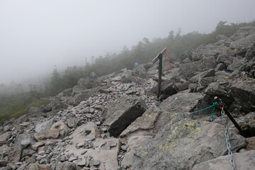 山頂での深い霧