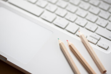 ノートパソコンと色鉛筆