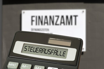 Fototapeta premium Finanzamt, Taschenrechner und Steuerausfälle