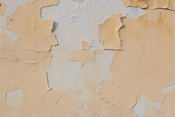 het oppervlak van de oude muur met de verf die wegvliegt