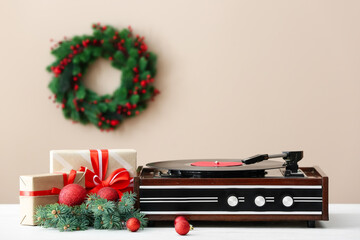 Record player and Christmas decor on table © Pixel-Shot
