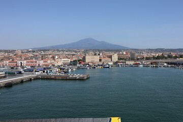 Fototapeta na wymiar Catania - Il porto dal traghetto in arrivo