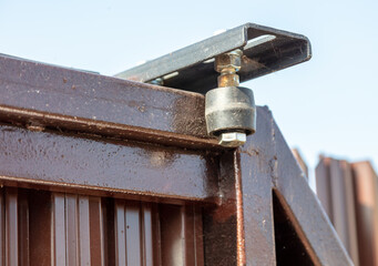 Details of the sliding gate