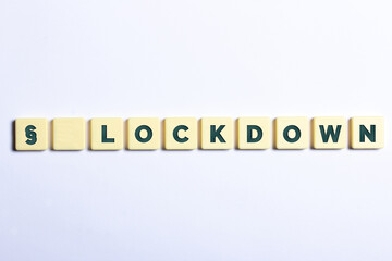 Lockdown 2.0 in Buchstaben auf weißem Hintergrund mit Paragraph Zeichen