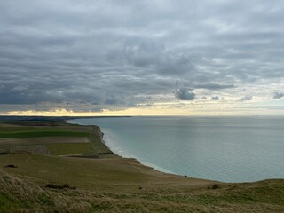 Naklejka premium French cliffs of the opal coast at high tide in autumn on a cloudy day.