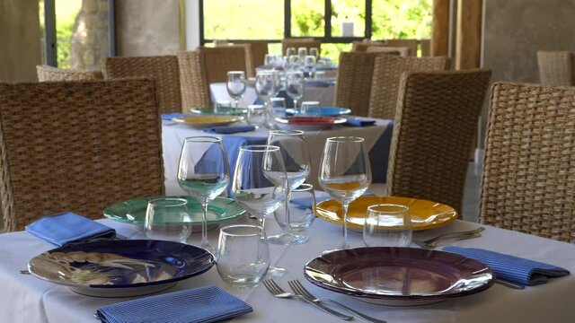 Tavolo apparecchiato con set di piatti, bicchieri, posate e tovaglioli. Ristorante colazione, pranzo e cena.