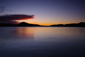 夜明けの屈斜路湖。湖面に映る美しい朝の空。