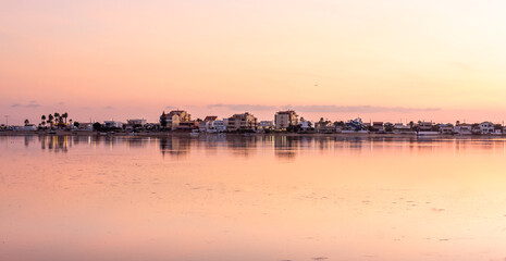 Obraz premium Vila perto de lago